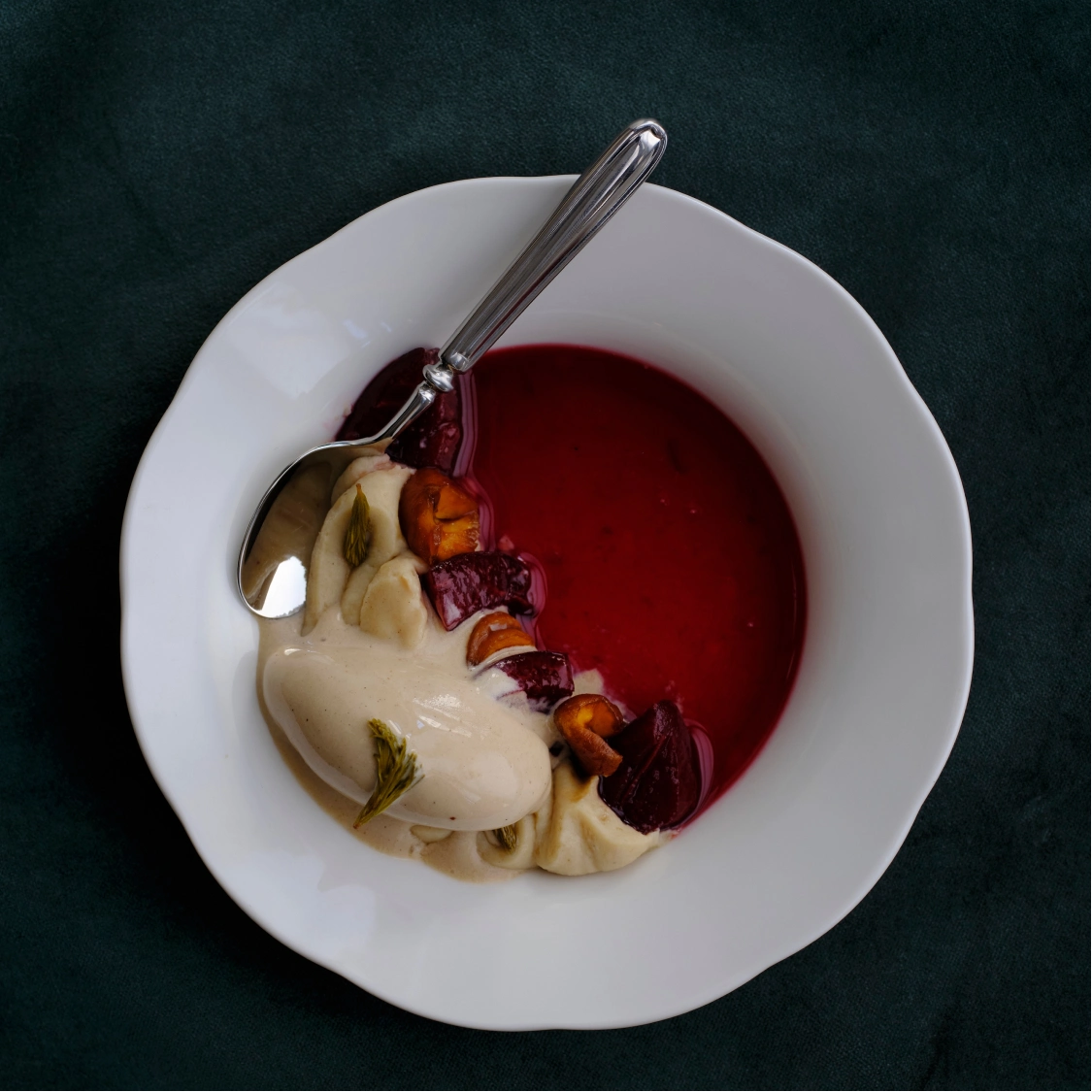 Dessert mit roter Sauce in der Tagesbar Florentine München