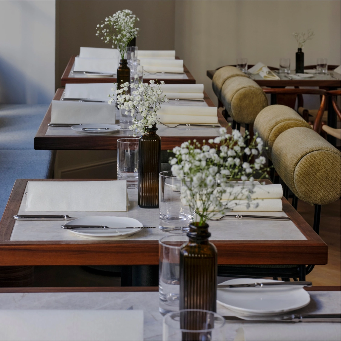 Gedeckter Tisch mit Blumenarrangement in der Tagesbar Florentine München