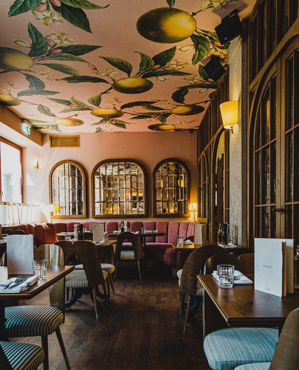 Sitzbereich Restaurant Gigi München mit gemütlicher Atmosphäre