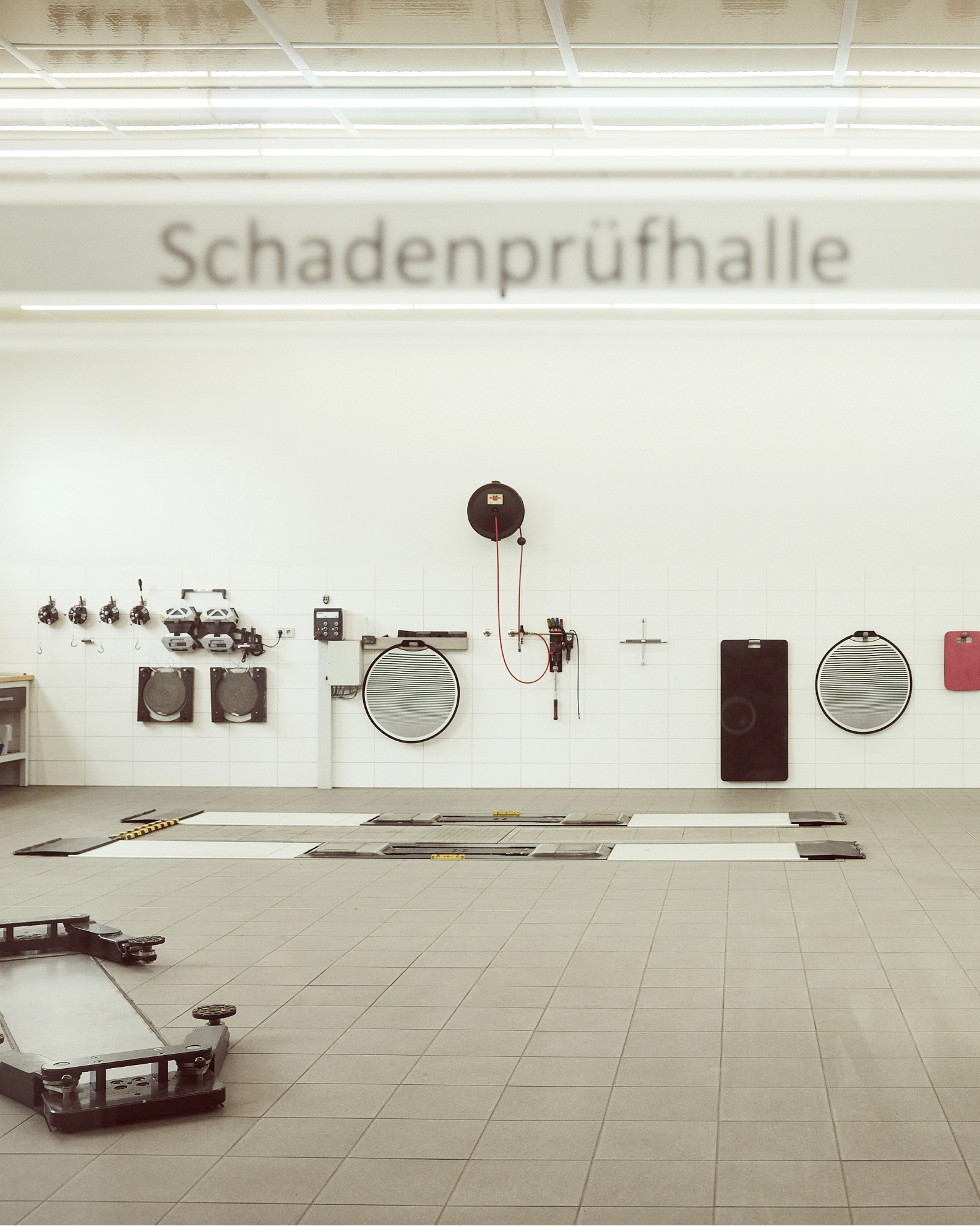 Schadenprüfhalle der Kfz-Sachverständigen Lotterschmid München