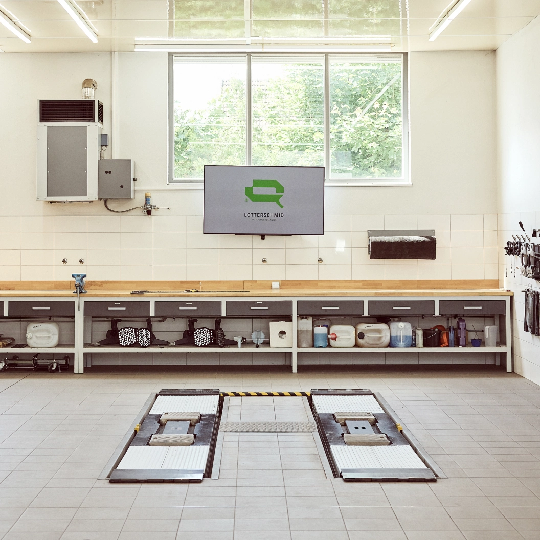 Moderne Werkstatt der Kfz-Sachverständigen Lotterschmid München mit Prüfstand