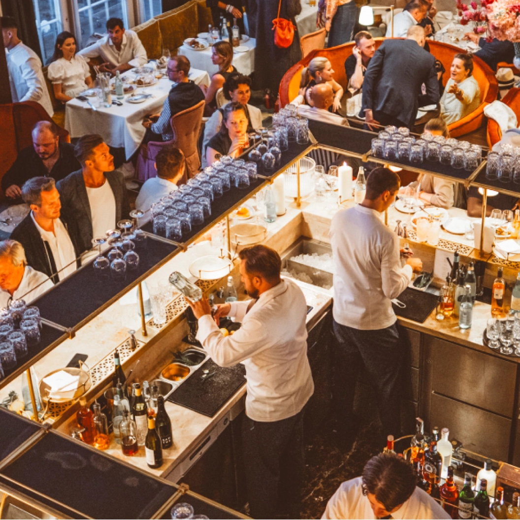 Belebte Bar im Restaurant Pellicano München aus der Vogelperspektive