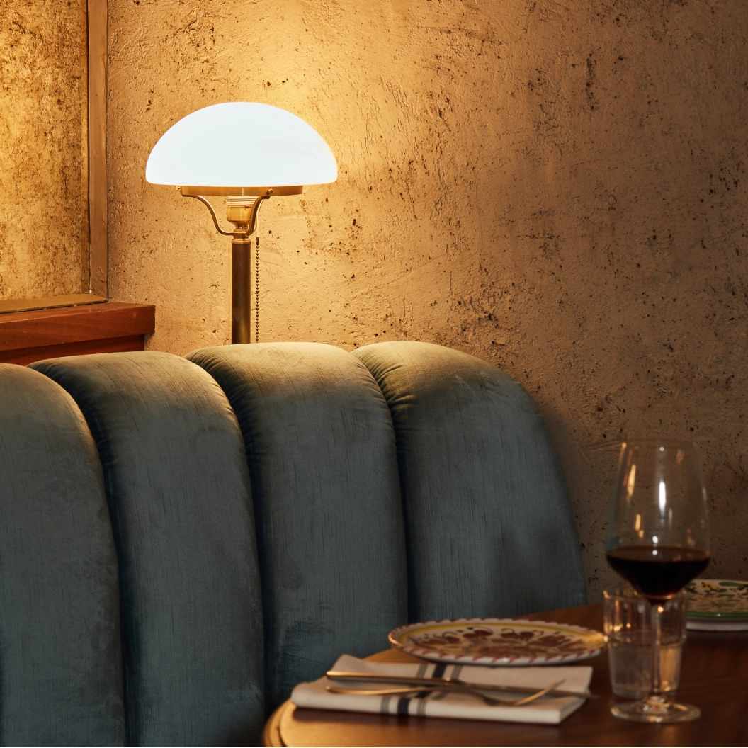 Interieur-Detail mit Samtsofa und Tischlampe im Restaurant Supernova München