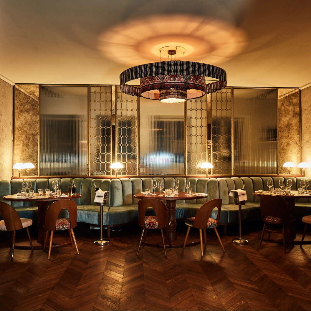 Eleganter Lounge-Bereich im Restaurant Supernova München mit Samtbänken und Parkett