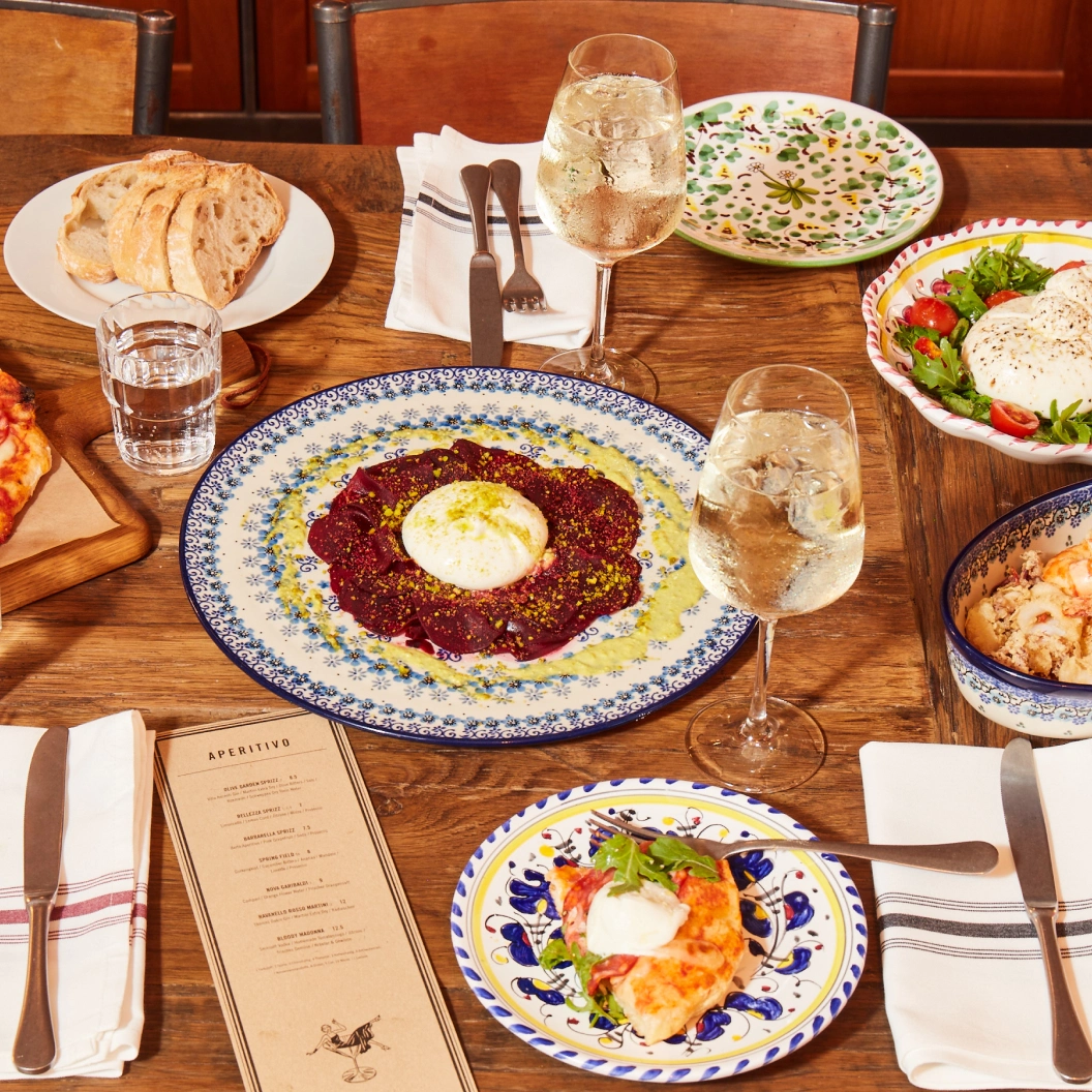 Gedeckter Tisch mit mediterranen Gerichten im Restaurant Supernova München