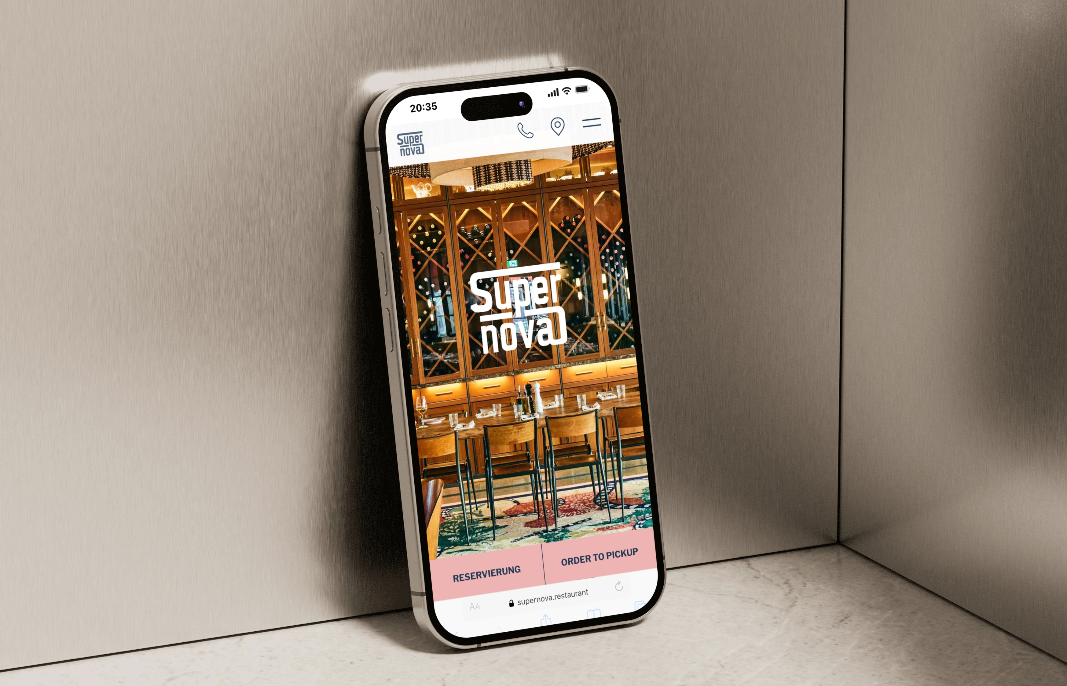 Webflow-Webdesign für Restaurant Supernova München – Hero-Bereich in mobiler Ansicht