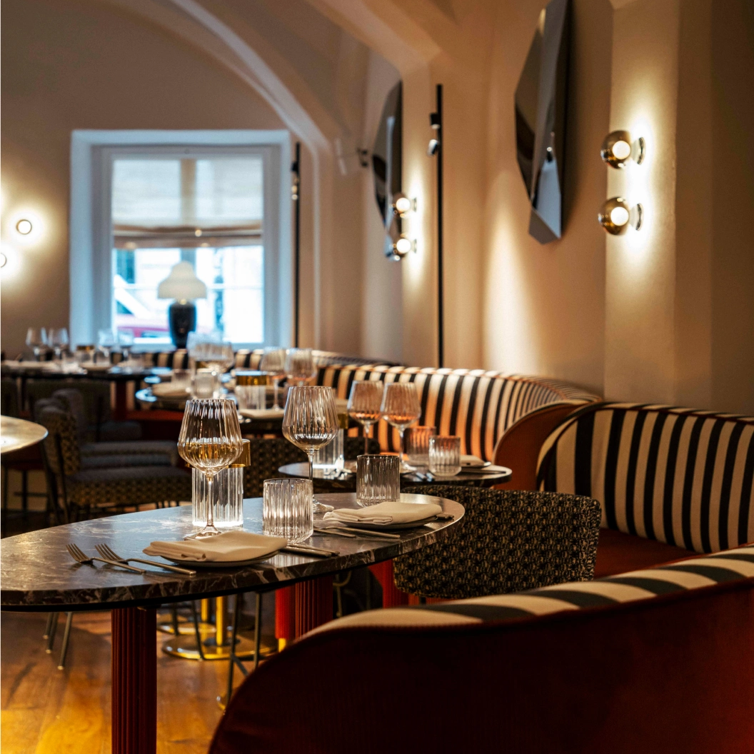 Referenzprojekt Tasteful Hospitality – stilvoller Restaurantinnenraum in München