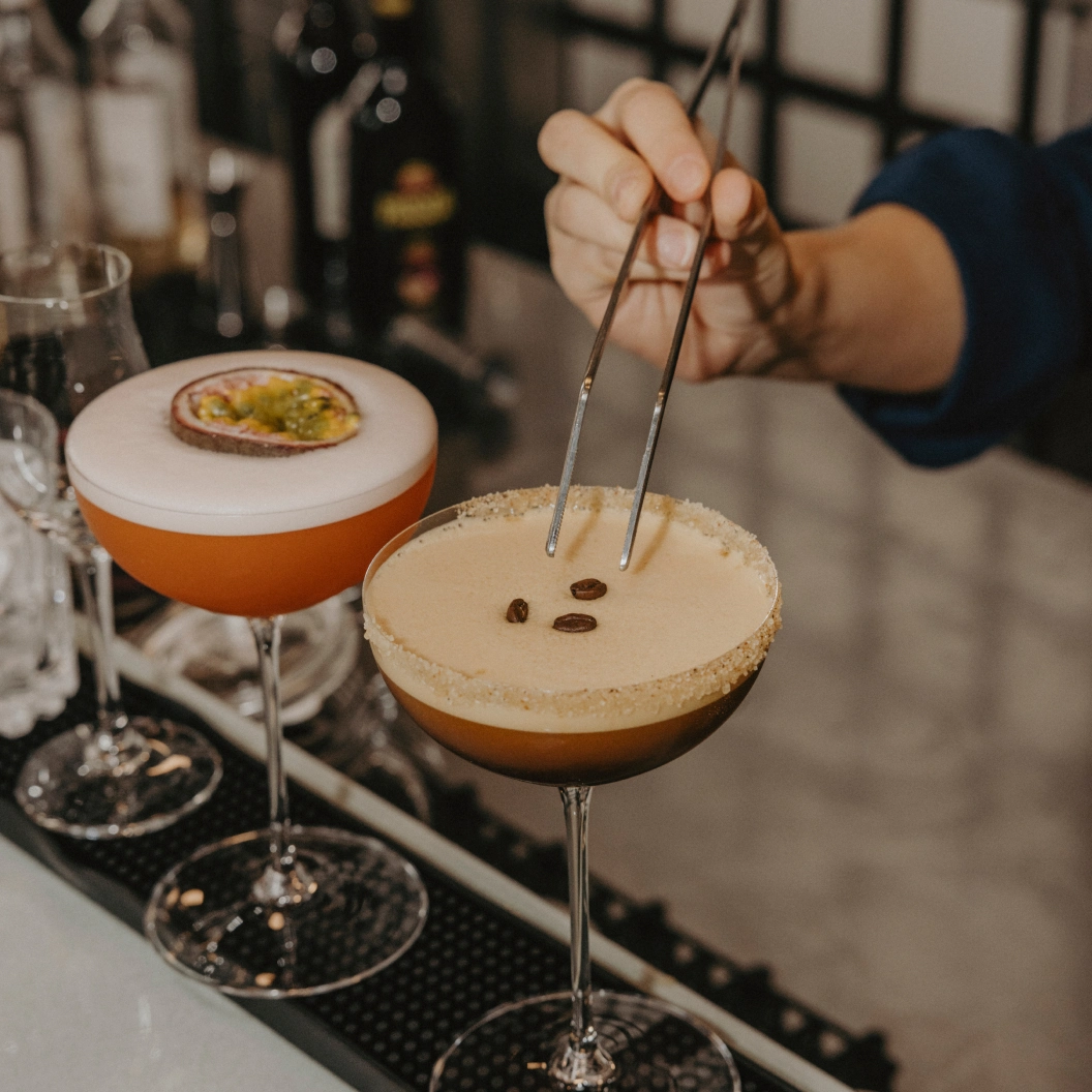 Barkeeper bei der Cocktailzubereitung in der Brasserie Turbinenhaus München